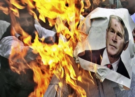 Pákistánští právníci rozhořčení útoky USA pálí obraz Bushe.