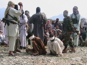 Poprava. Talibanci v Pákistánu zabíjejí dva muže, prý agenty USA.