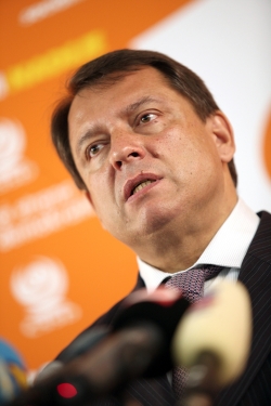 Předseda ČSSD Jiří Paroubek na mimořádné tiskové konferenci.