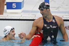 Michael Phelps (vpravo) přijímá gratulace.