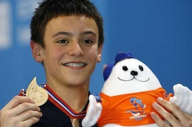Tom Daley, 13letý britský skokan do vody, s medailí z ME v Eindhovenu.