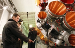 Prezident Medveděv na obhlídce kosmodromu v Plesecku.