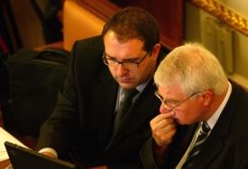 Poslanci Michal Pohanka a Miloš Melčák naslouchají Miloši Zemanovi.