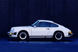 Dostatečně solventní západní motoristé si v osmdesátých letech mohli vybírat hned z několika verzí Porsche 911. Toto je základní Carrera s plochým šestiválcem o výkonu 231 koní/170 kW.