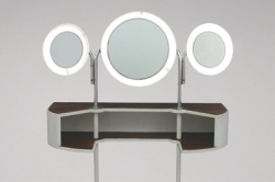 Toaletní stolek od dánského designéra Poula Henningena.