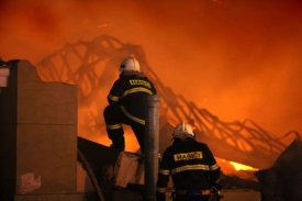 Požár zničil levé křídlo Průmyslového paláce v Praze.
