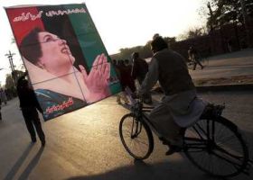 Plakát zavražděné Bénazír Bhuttové.