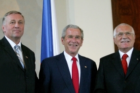 Mirek Topolanek, George Bush a Václav Klaus v Praze.