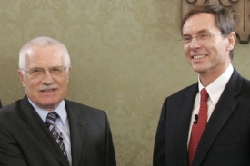 Současný prezident Václav Klaus (vlevo) a ekonom Jan Švejnar.