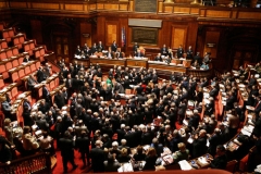 Vláda italského premiéra Romana Prodiho získala ve středečním hlasování těsnou důvěru v Senátu.
