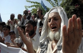 Proti USA. Pákistánci se modlí za bezpečí bojovníků Talibanu.