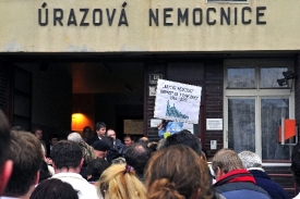 Protesty před brněnskou Úrazovou nemocnicí.
