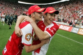 Pudil (vlevo) při oslavě zisku titulu Slavie ve fotbalové lize.
