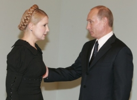 Ruský premiér Putin vítá ukrajinskou premiérku Tymošenkovou.