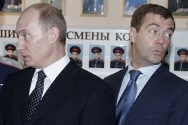 Ruský prezident Putin a hlavní favorit na jeho nástupce Medveděv.