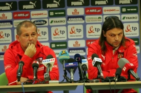 Trenér Petr Rada a kapitán Tomáš Ujfaluši na tiskové konferenci.