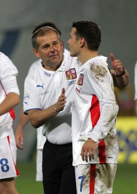 Petr Rada děkuje Liboru Sionkovi, střelci jediného gólu zápasu.
