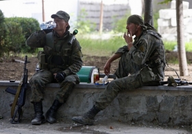 Gruzínští vojáci během krátké pauzy.