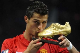 Cristiano Ronaldo se Zlatou kopačkou pro nejlešpí střelce Evropy 2008.