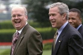 Karl Rove (vlevo) v roce 2005 ještě coby poradce Bushe