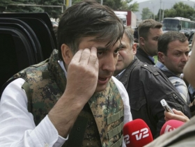 Gruzínský prezident Saakašvili na návštěvě bombardovaného města Gori.