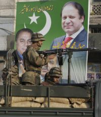 Ostře střežené pákistánské volby a usmívající se Naváz Šaríf.