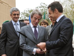 Sarkozy si s ministrem zahraničí Kouchnerem prohlíží dar od Saúdů