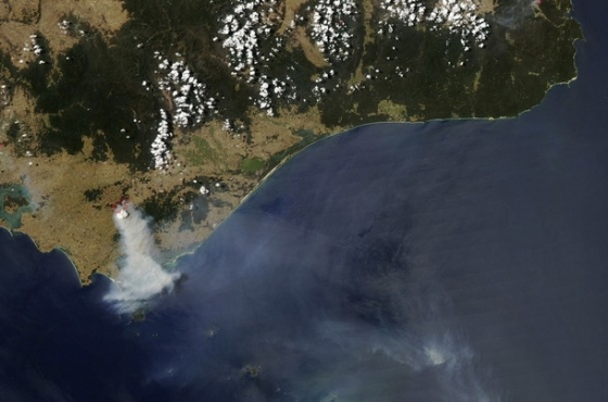 Hořící cíp Austrálie byl patrný i z oběžné dráhy satelitů.