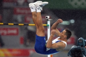 Ve skoku vysokém se Roman Šebrle vrátil do hry o medaile.