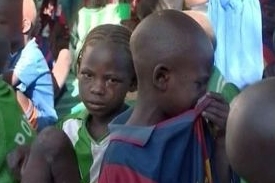 Sirotci z Čadu, kteří měli být převezeni do Francie