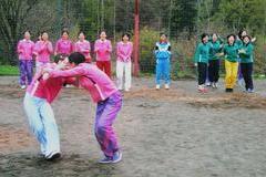 Severokorejské šičky při setkání s účastníky skautského tábora, při němž mladé dívky nezapřely sportovního ducha. Zahrály si basketbal a pobavily se při krkolomných hrách.