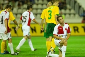 Slávista Vladimír Šmicer (vpravo) si první zápas proti Ajaxu Amsterdam kvůli karetnímu trestu nezahraje.