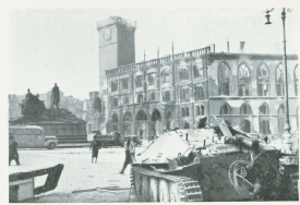 Tank před Nobileho křídlem Staroměstské radnice 5. května 1945.