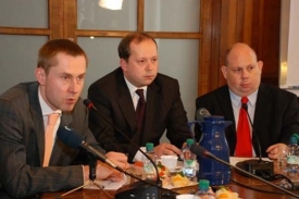 Marek Šnajdr (uprostřed) nevyulučuje ani možnost žaloby.