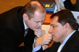Vyhandlujeme to, příteli předsedo? Michal Hašek a Jiří Paroubek.