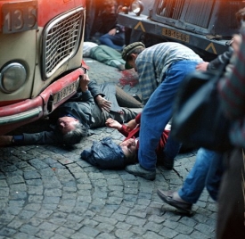 Lidé se snaží pomoci zraněným na Vinohradské třídě v Praze