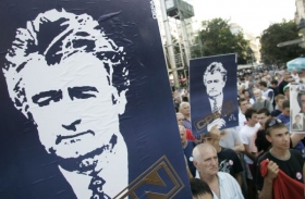 Stoupenci Radovana Karadžiče při demonstraci v Bělehradu.