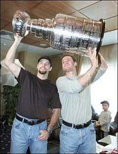 V roce 2000 se spolu s Patrikem Eliášem radoval z triumfu v NHL.