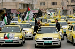 Demonstrace taxikářů na západním břehu. Životní úroveň je zde vyšší.