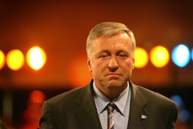 Takhle ne. Topolánek při debatě v TV Prima těsně před volbami 2006.