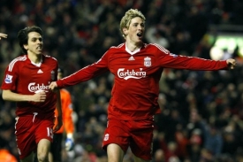 Fernando Torres z Liverpoolu slaví vstřelený gól do sítě Chelsea.