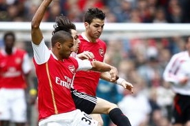 Traoré a Fabregas z Arsenalu se snaží zastavit Benayouna z Liverpoolu.