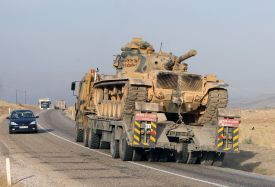 Turecký tank na přesunu k hranici