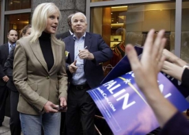 McCain opouští newyorský Hilton za skandování fanoušků.