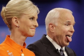 McCain s manželkou. Po debatě jako by mu spadl kámen ze srdce.
