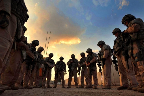 Vojáci USA se modlí na jihu Afghánistánu. Křesťanský bůh u mohamedánů.
