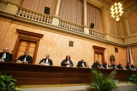 Prezident Václav klaus v úterý stane před Ústavním soudem.