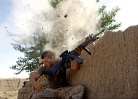 Americký voják pod palbou talibanců na jihu Afghánistánu.