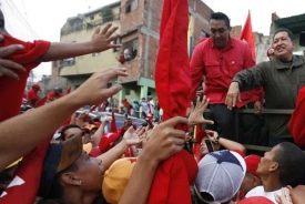 Chávez uprostřed davů svých věrných - 12. února 2009.