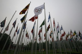 Vlajky účastnických zemí před olympijskou vesnicí v Pekingu.
